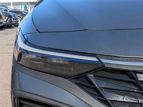 Used 2025 Hyundai Elantra SEL image 6