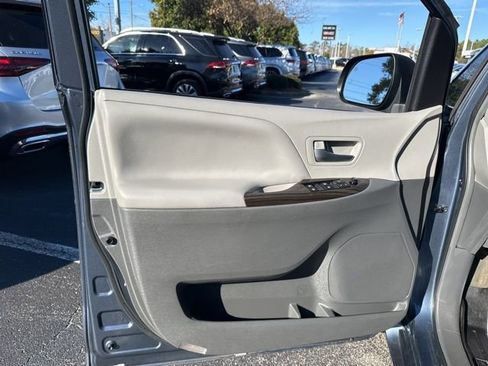 Used 2017 Toyota Sienna XLE Premium image 19