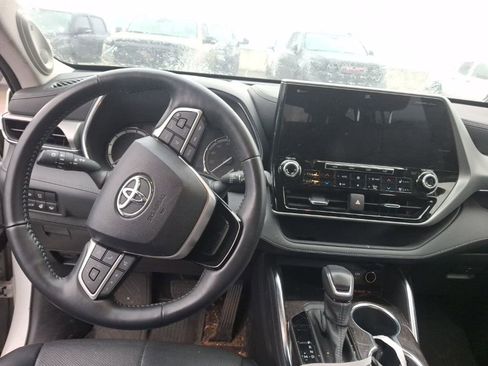 Used 2022 Toyota Highlander Platinum image 11