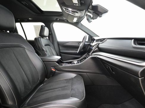 Used 2023 Jeep Grand Cherokee Altitude image 27