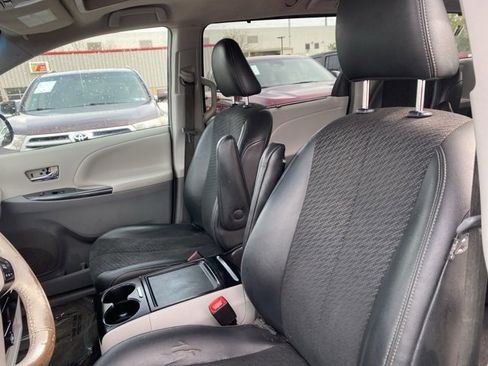 Used 2014 Toyota Sienna SE image 9