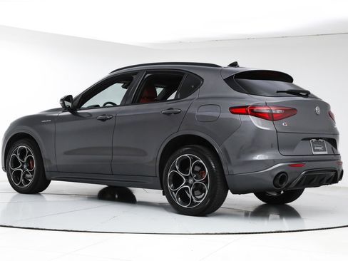 Used 2022 Alfa Romeo Stelvio Veloce AWD/4WD image 3