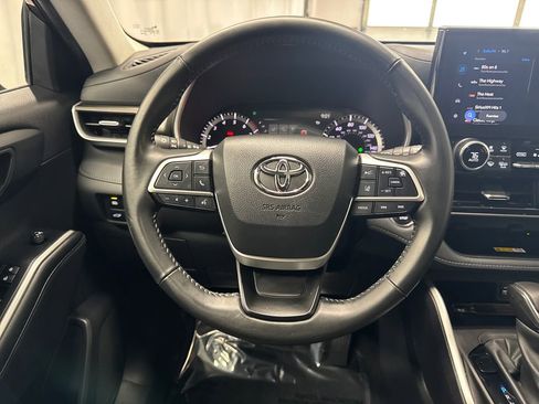 Used 2023 Toyota Highlander XLE AWD/4WD image 22