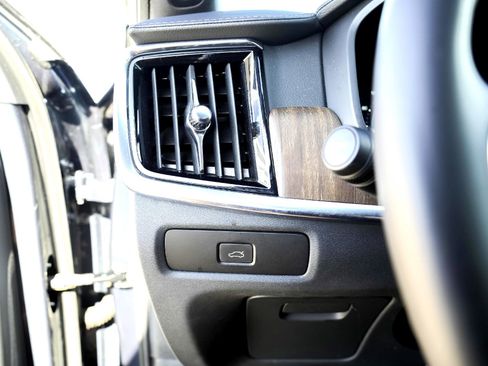 Used 2023 Volvo V90 B6 Cross Country Ultimate image 21