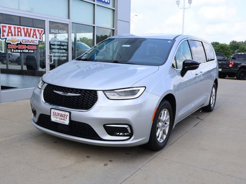 Used 2024 Chrysler Pacifica Touring-L FWD image 6