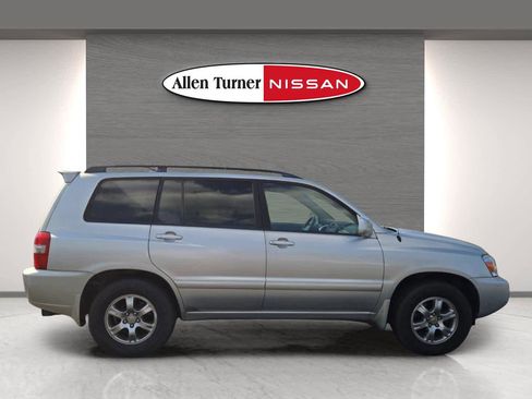 Used 2005 Toyota Highlander 2WD V6 w/ 3rd Row image 5