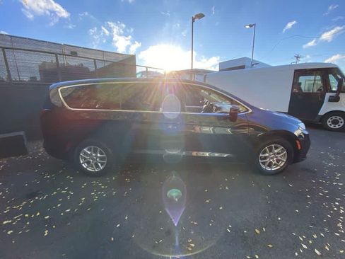 Used 2024 Chrysler Pacifica Touring-L FWD image 7