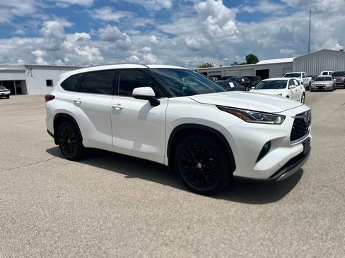 Used 2021 Toyota Highlander Platinum FWD image 6