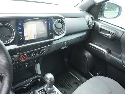 Used 2019 Toyota Tacoma TRD Sport w/ Technology Package AWD/4WD image 27
