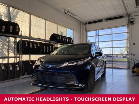 Used 2021 Toyota Sienna XLE image 2