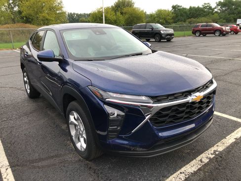Used 2024 Chevrolet Trax LS w/ LS Convenience Package FWD image 3