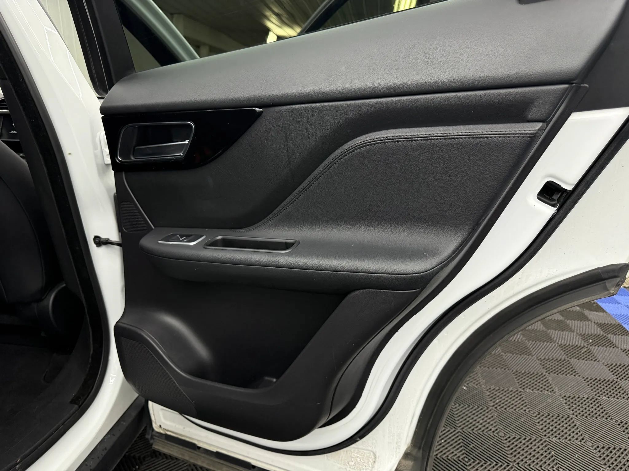 Used 2018 Jaguar F-PACE Premium AWD/4WD image 8