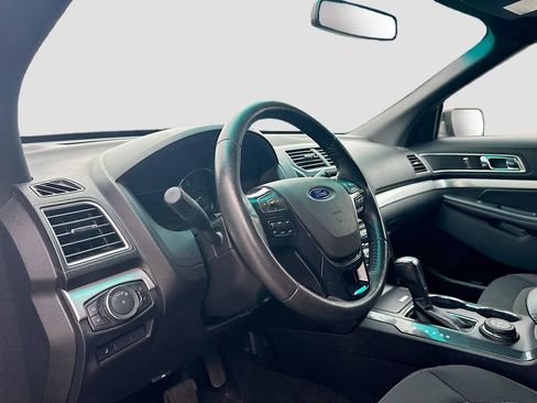 Used 2016 Ford Explorer XLT w/ Equipment Group 201A AWD/4WD image 9