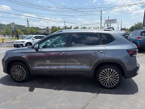 Used 2025 Volkswagen Taos SE FWD image 4