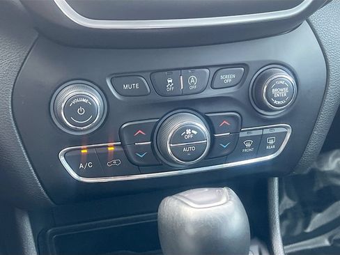 Used 2021 Jeep Cherokee Latitude Lux w/ Comfort/Convenience Group FWD image 15