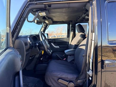 Used 2015 Jeep Wrangler Unlimited Rubicon w/ Connectivity Group image 7