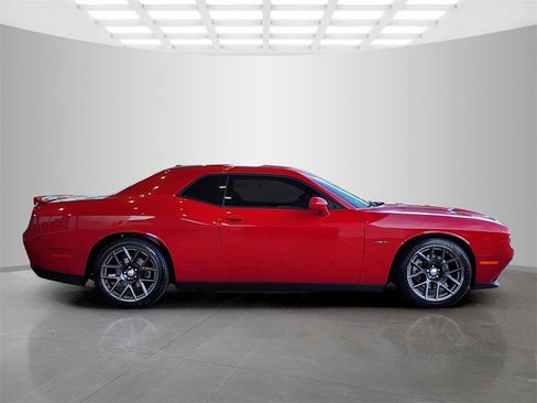 Used 2016 Dodge Challenger R/T image 3