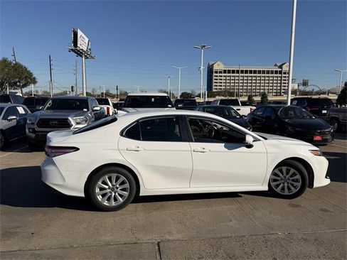Used 2020 Toyota Camry LE image 4