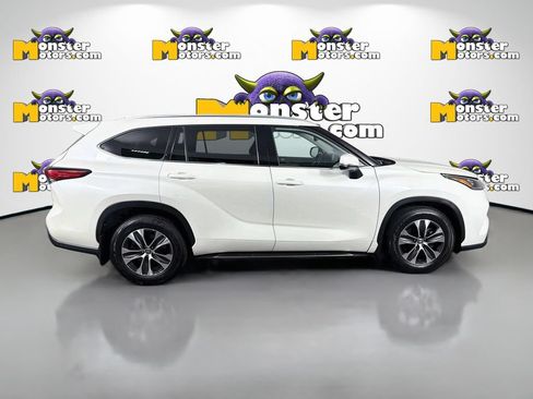 Used 2020 Toyota Highlander XLE AWD/4WD image 4