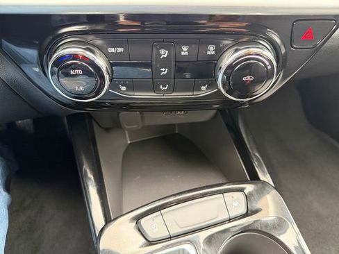 Used 2025 Chevrolet Trax LT w/ LT Convenience Package image 21