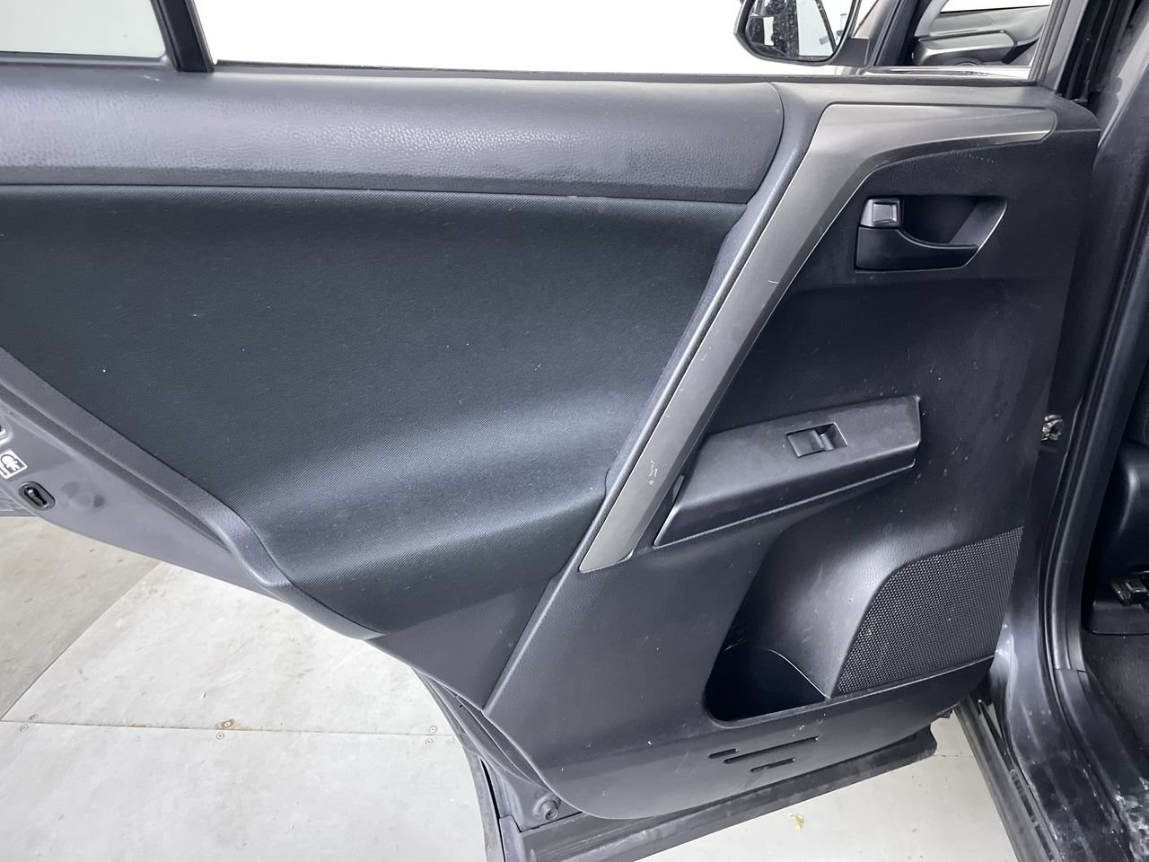 Used 2018 Toyota RAV4 LE w/ All Weather Liner Package AWD/4WD image 20