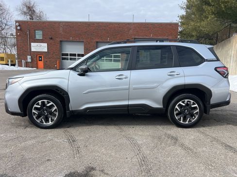Used 2025 Subaru Forester Premium image 2