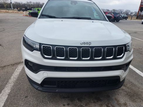 Used 2024 Jeep Compass Latitude image 8