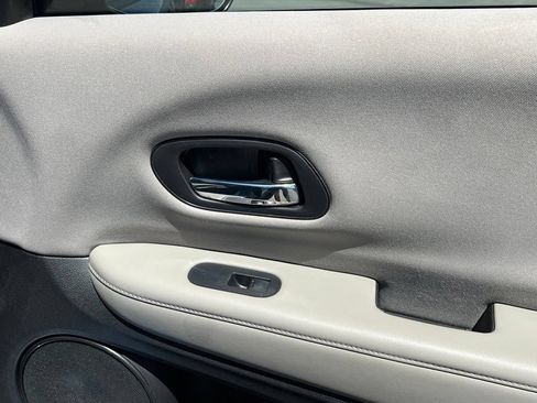 Used 2017 Honda HR-V LX image 16