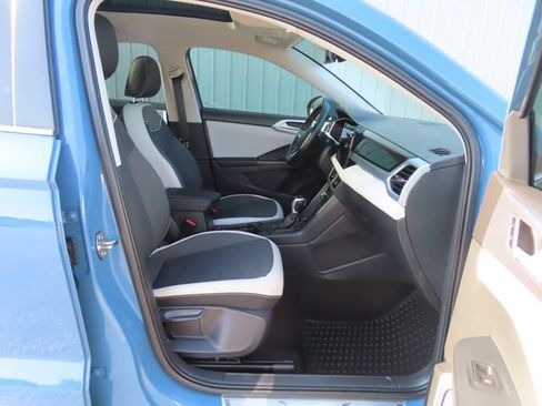 Used 2025 Volkswagen Taos SE FWD image 24