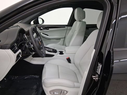 New 2026 Porsche Macan image 5
