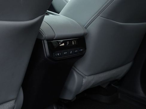 Used 2024 Toyota Highlander XLE image 10