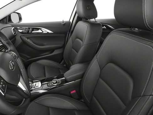 Used 2018 INFINITI QX30 FWD image 12