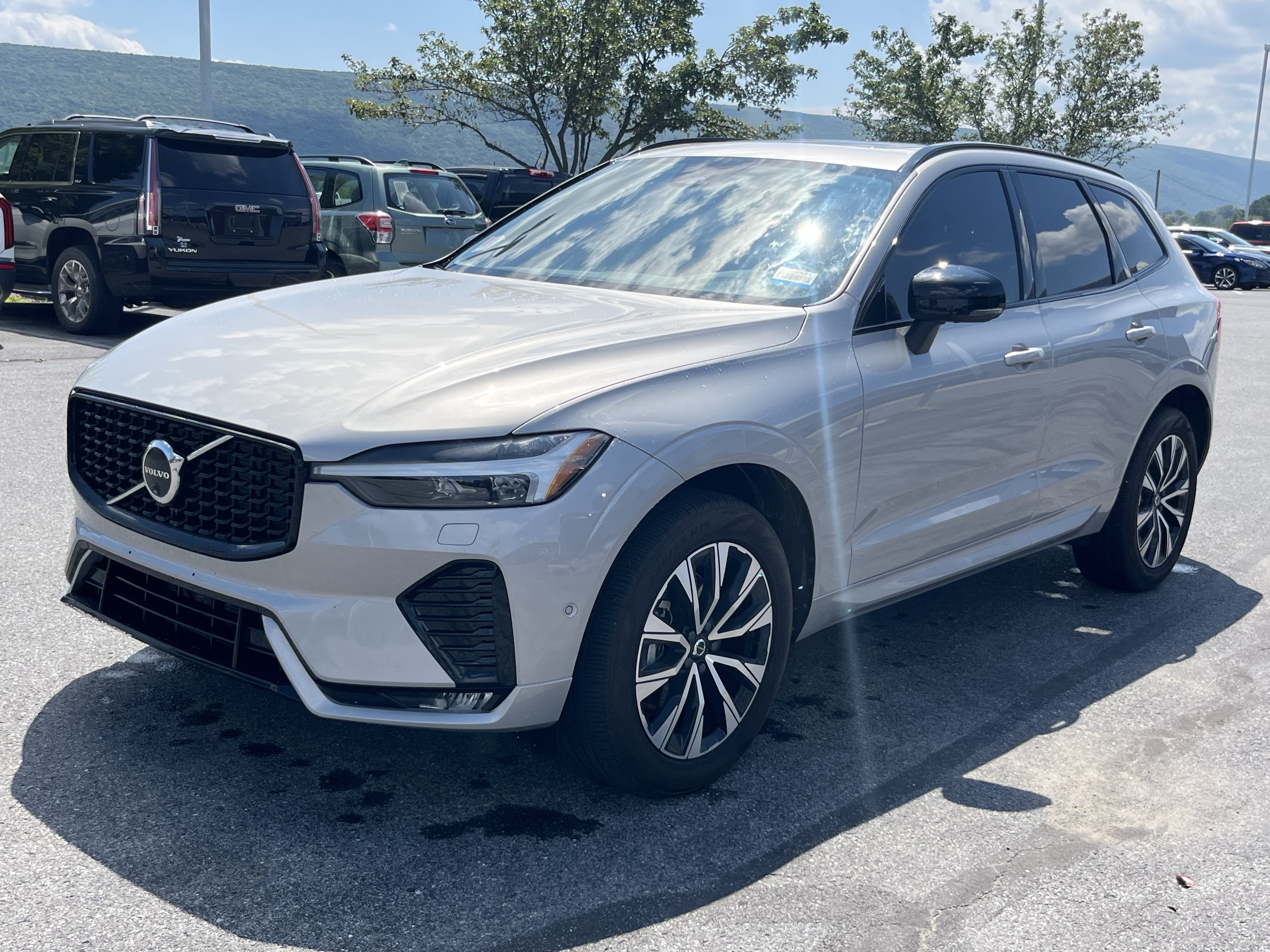 Used 2025 Volvo XC60 B5 Plus AWD/4WD image 11