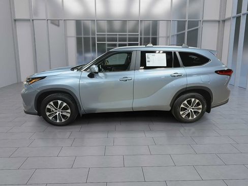 Used 2023 Toyota Highlander XLE AWD/4WD image 5