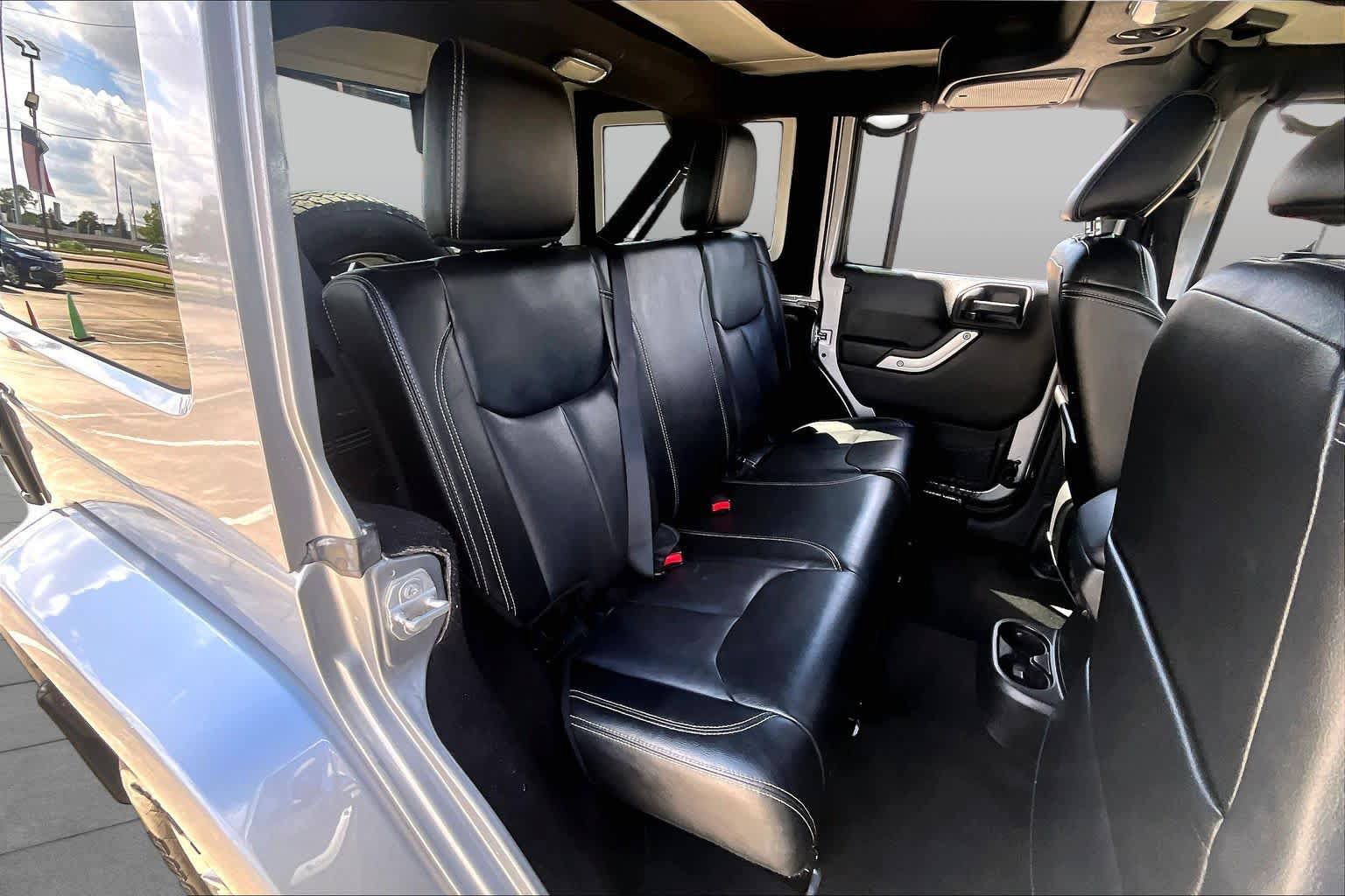 Used 2017 Jeep Wrangler Unlimited Sahara w/ Connectivity Group AWD/4WD image 20