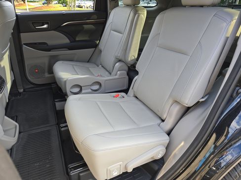 Used 2015 Toyota Highlander Limited Platinum AWD/4WD image 16