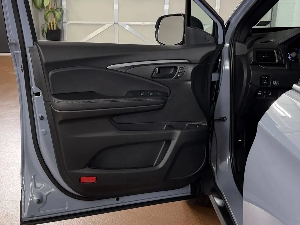 Used 2023 Honda Passport EX-L image 16