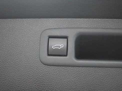 Used 2020 Toyota Highlander LE image 34