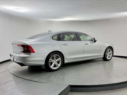 Used 2018 Volvo S90 T5 Momentum w/ Convenience Package FWD image 8