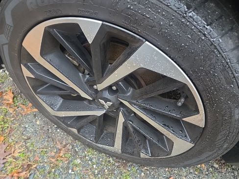 Used 2023 Mitsubishi Outlander SE image 16