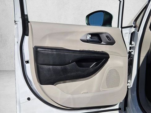 Used 2023 Chrysler Pacifica Touring-L FWD image 10