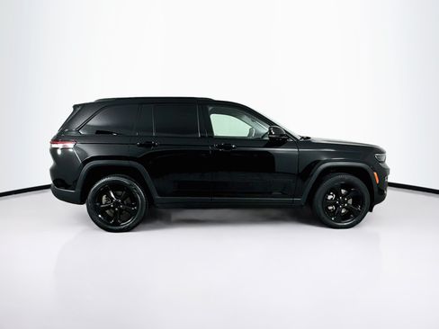 Used 2023 Jeep Grand Cherokee Limited w/ Black Appearance Package AWD/4WD image 10