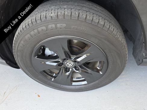 Used 2021 Toyota RAV4 XLE w/ Convenience Package FWD image 32