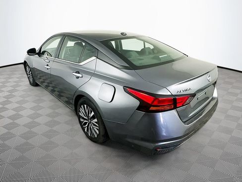 Used 2024 Nissan Altima 2.5 SV FWD image 7