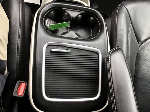 Used 2022 Chrysler Pacifica Touring-L image 25