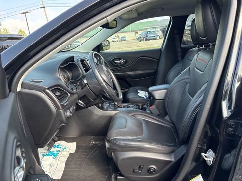 Used 2019 Jeep Cherokee Trailhawk image 4