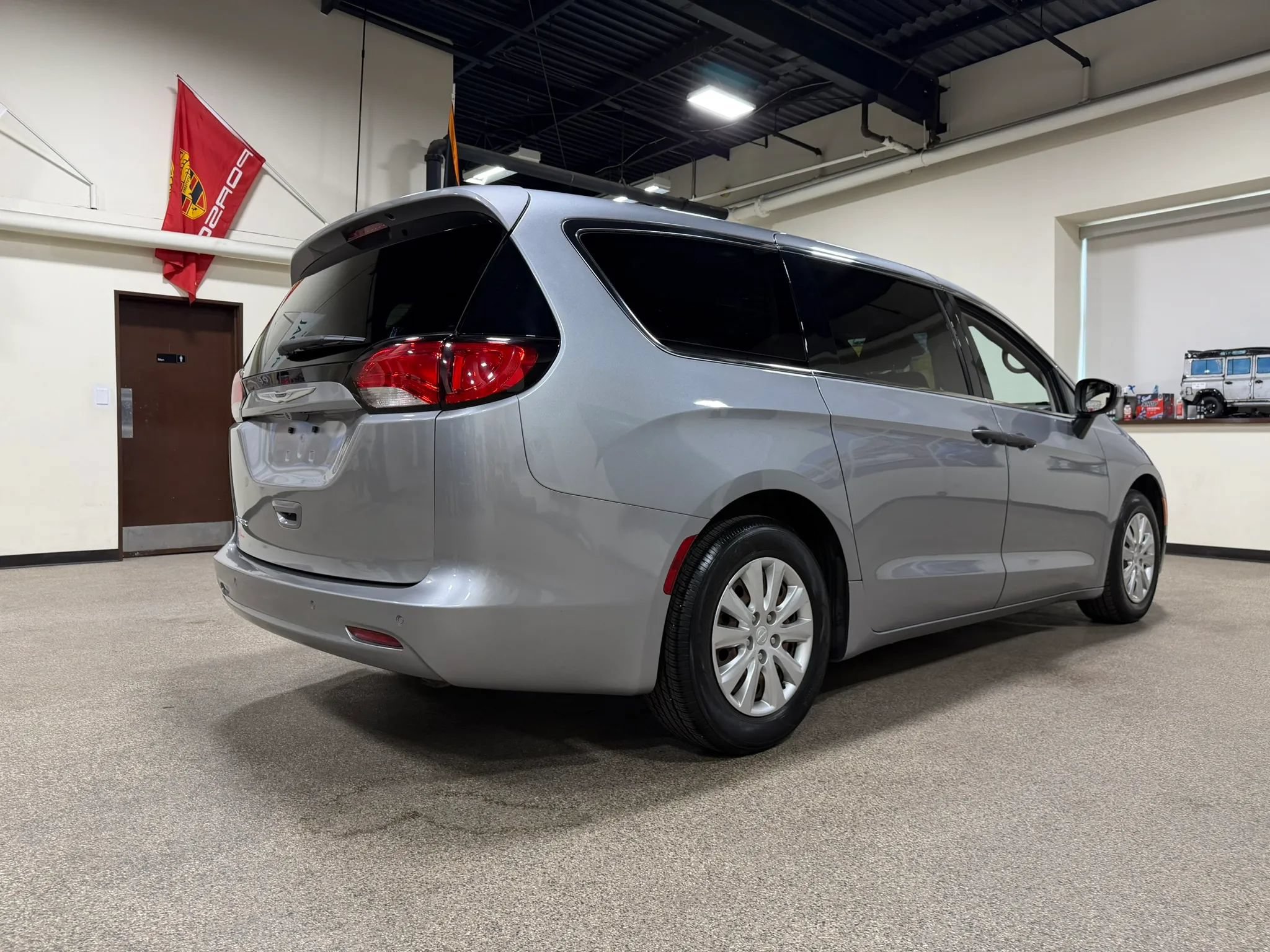 Used 2021 Chrysler Voyager L FWD image 5