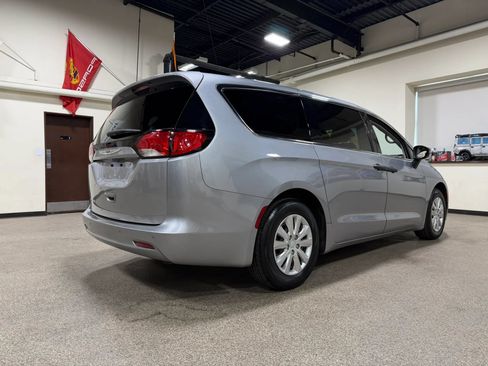 Used 2021 Chrysler Voyager L FWD image 5