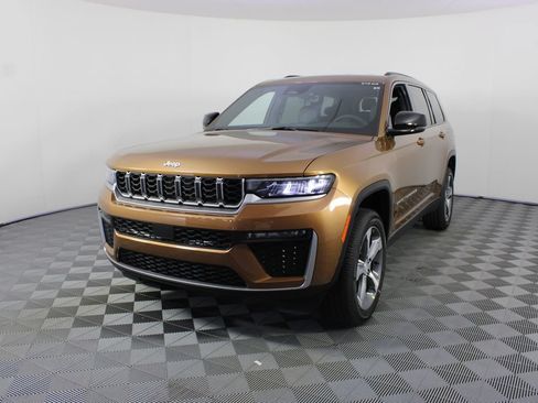 New 2026 Jeep Grand Cherokee L Limited w/ Trailer Tow Package AWD/4WD image 24