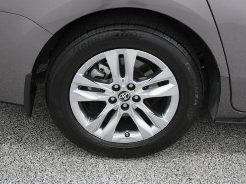 Used 2024 Toyota Sienna Limited FWD image 6